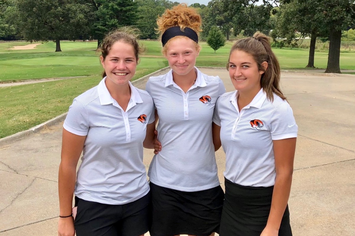 Three Repmo Golfers Advance