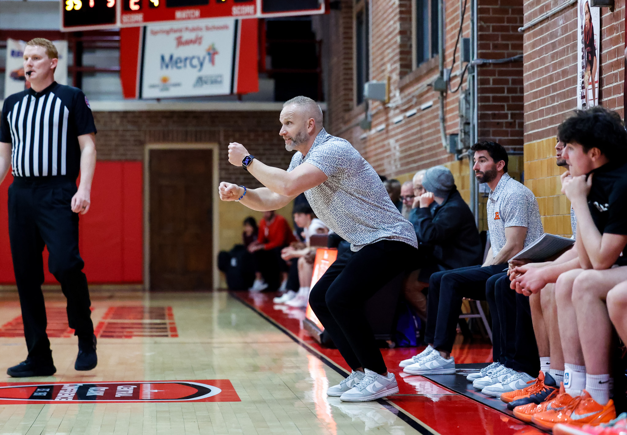 Howard’s Hot Finish Helps Tigers Beat Helias for Brown’s 300th