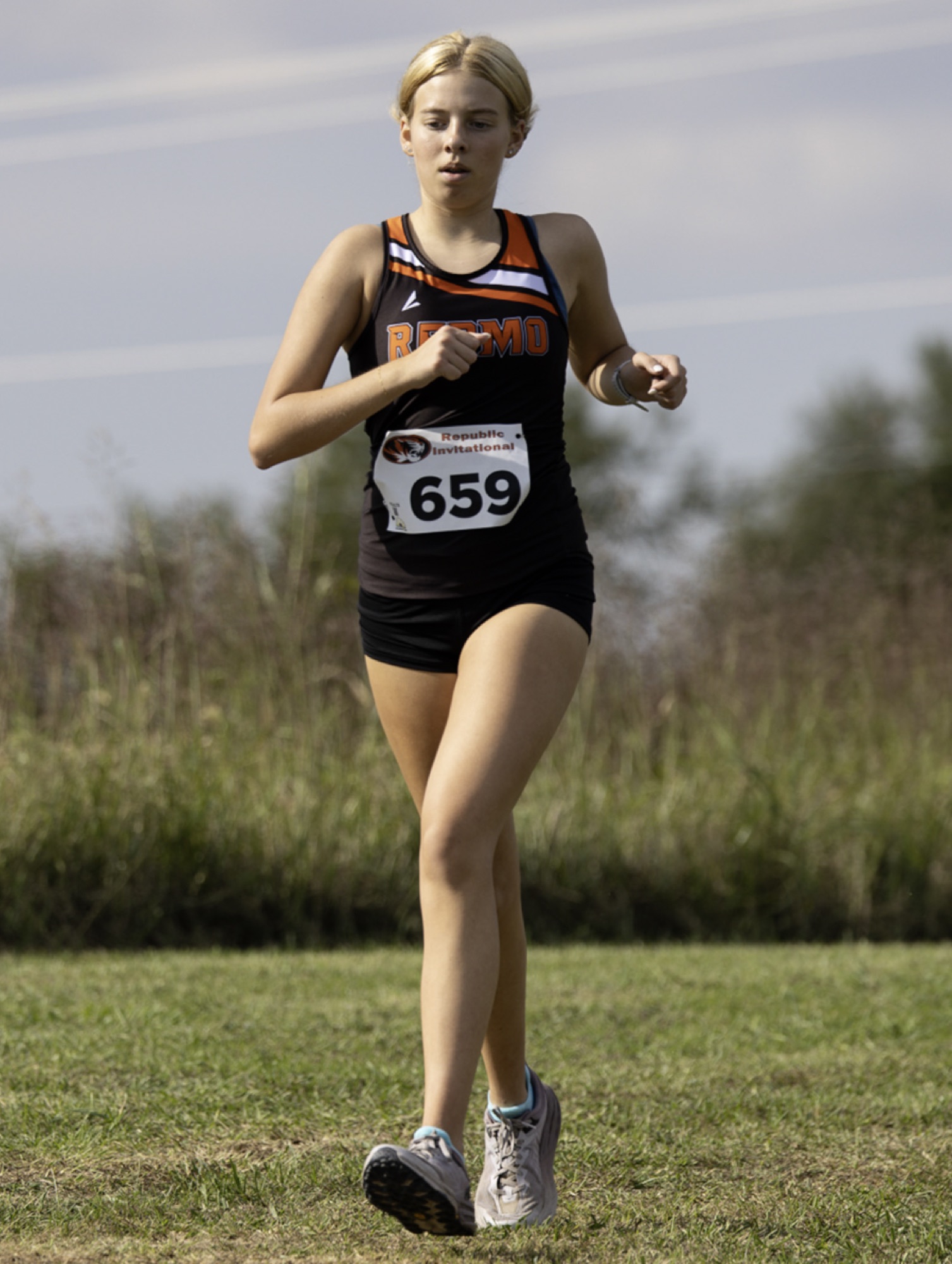 Ellie Woolfenden runs at the Republic Invitational